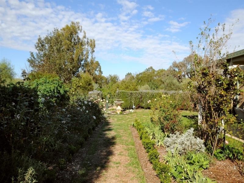 17 Lake Drive, Meringandan QLD 4352