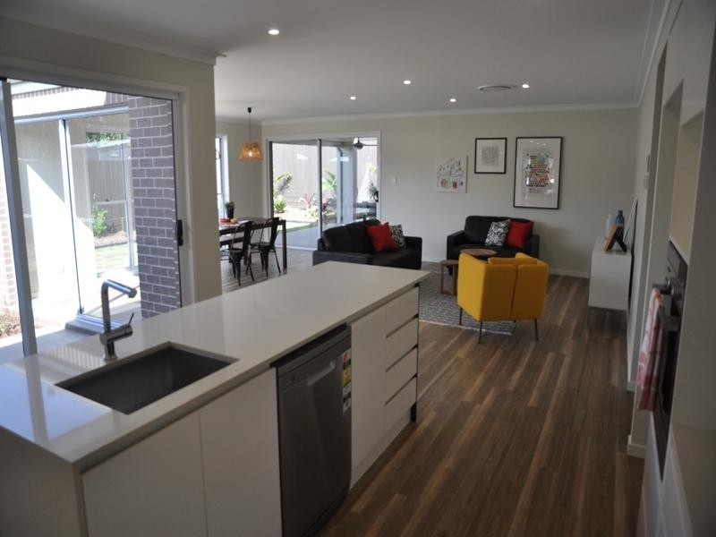 16 Brimblecombe Drive, Middle Ridge QLD 4350