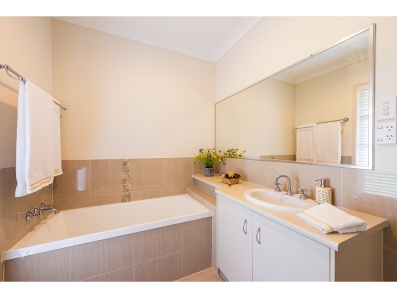 326 Ramsay Street, Middle Ridge QLD 4350