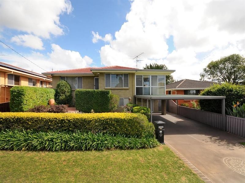 15 Rowe Street, Centenary Heights QLD 4350