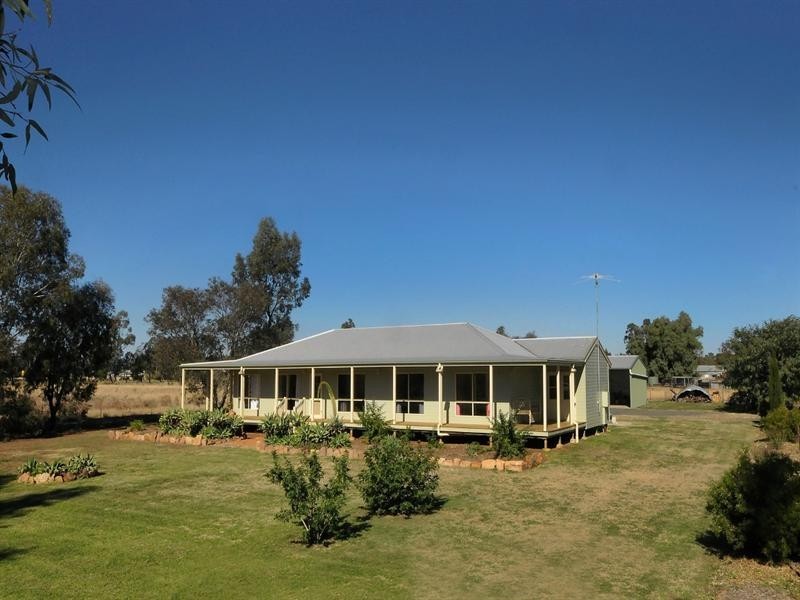 15 Racecourse Road, Oakey QLD 4401