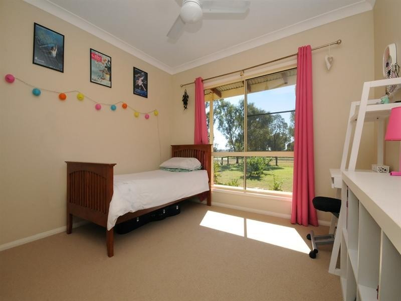 15 Racecourse Road, Oakey QLD 4401