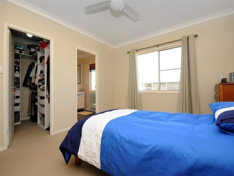 15 Racecourse Road, Oakey QLD 4401