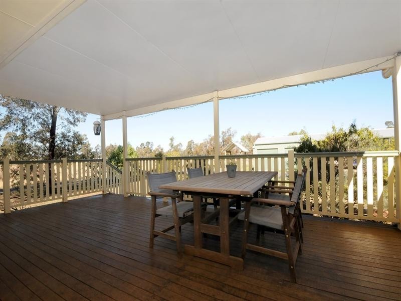 15 Racecourse Road, Oakey QLD 4401