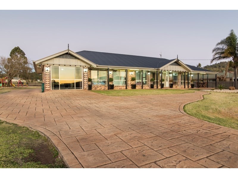 16 Harvey Road, Glenvale QLD 4350