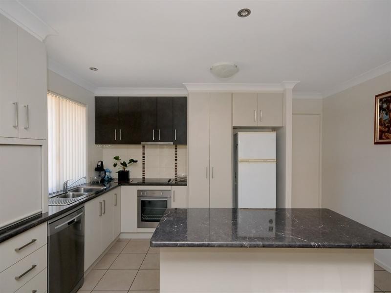 2/487 Stenner Street, Harristown QLD 4350