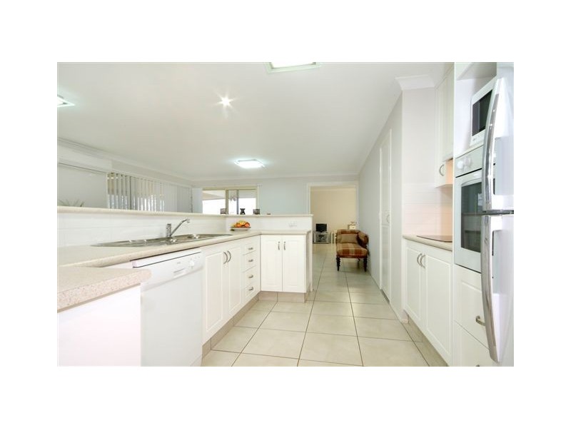 11 Henry Street, Mount Lofty QLD 4350