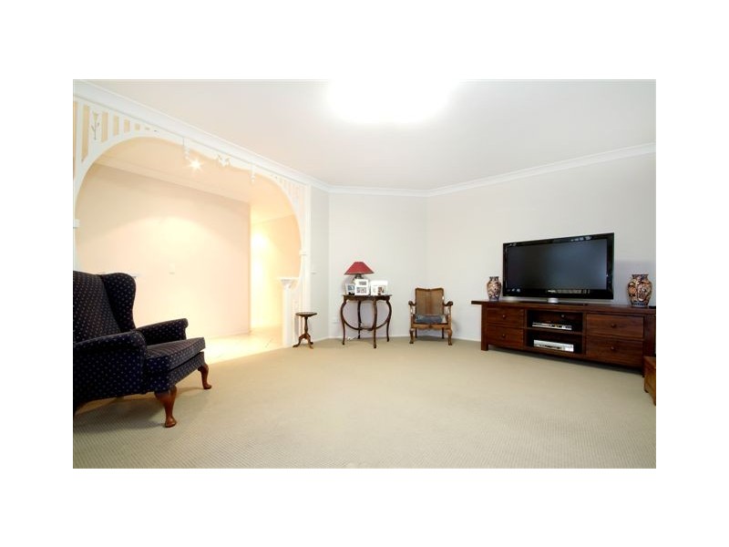 11 Henry Street, Mount Lofty QLD 4350