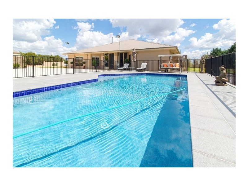 4 Kimberley Court, Blue Mountain Heights QLD 4350