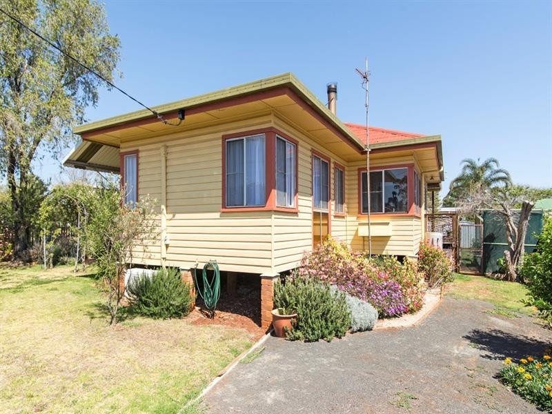 13 Makepeace Street, Rockville QLD 4350