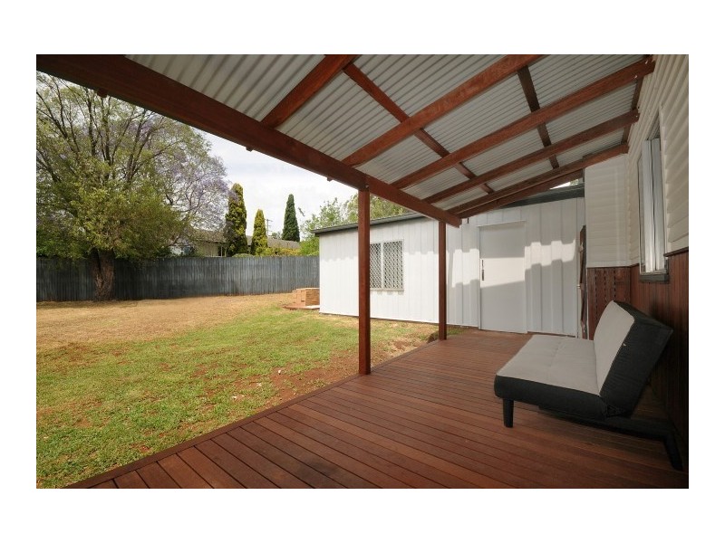 6 Reginald Street, Mount Lofty QLD 4350