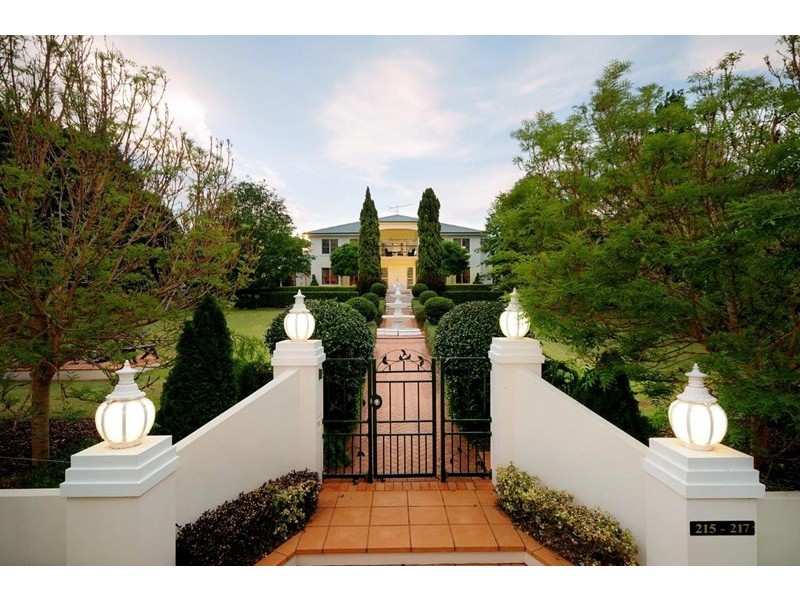 215 – 217 Rowbotham Street, Middle Ridge QLD 4350