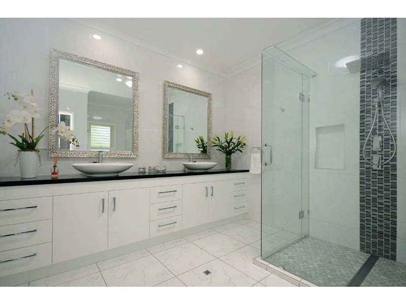 215 – 217 Rowbotham Street, Middle Ridge QLD 4350