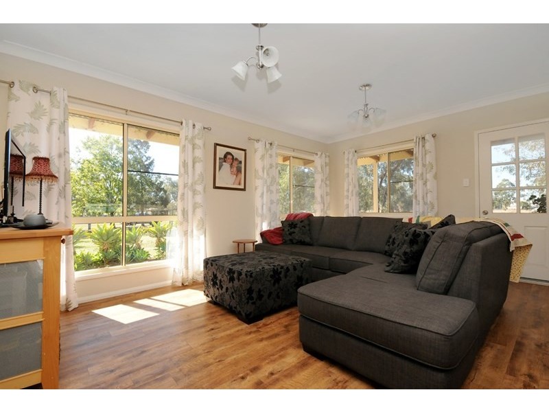 15 Racecourse Road, Oakey QLD 4401