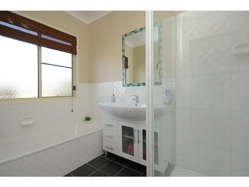 15 Racecourse Road, Oakey QLD 4401