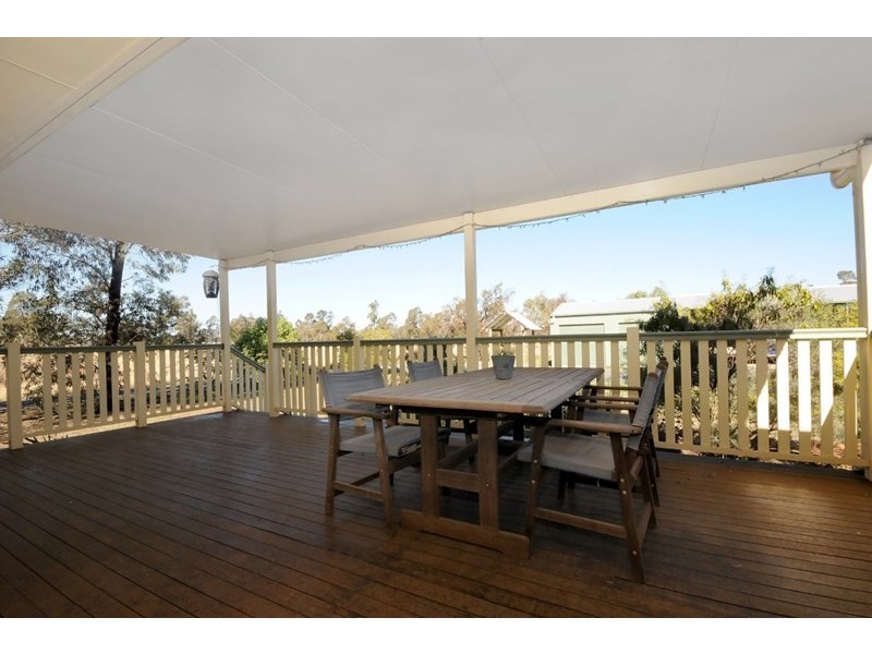 15 Racecourse Road, Oakey QLD 4401