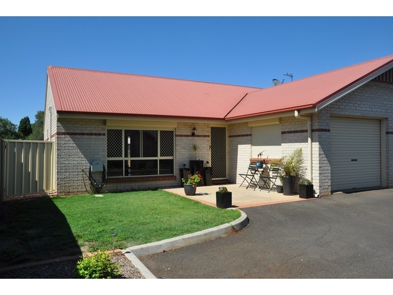 1/4a Cox Street, Wilsonton QLD 4350