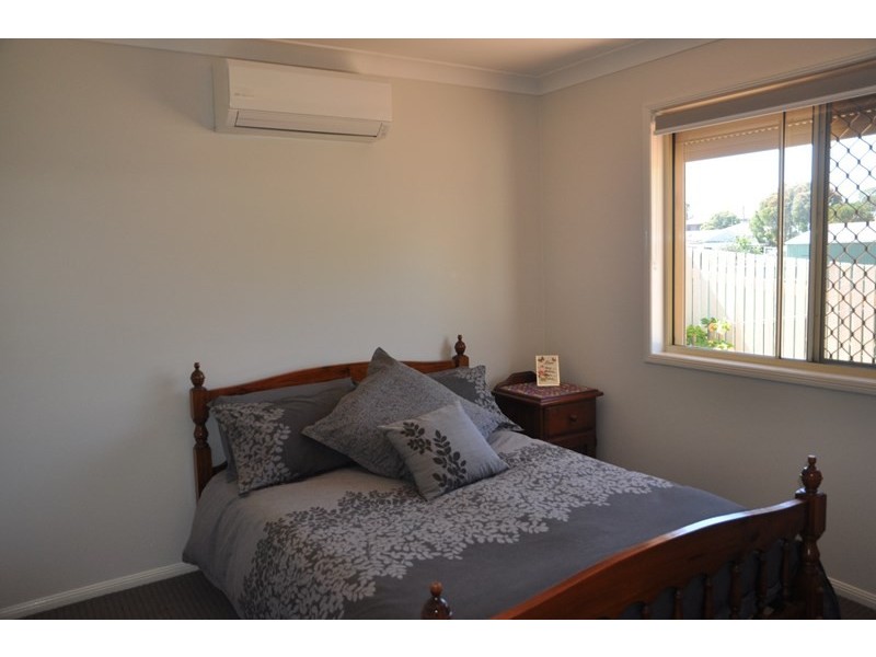 1/4a Cox Street, Wilsonton QLD 4350
