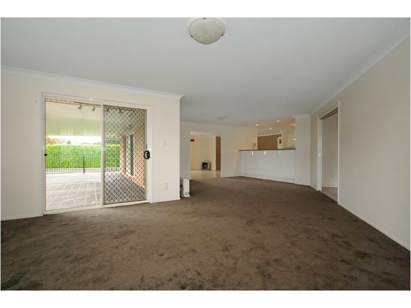 8 Grasmere Court, Mount Lofty QLD 4350