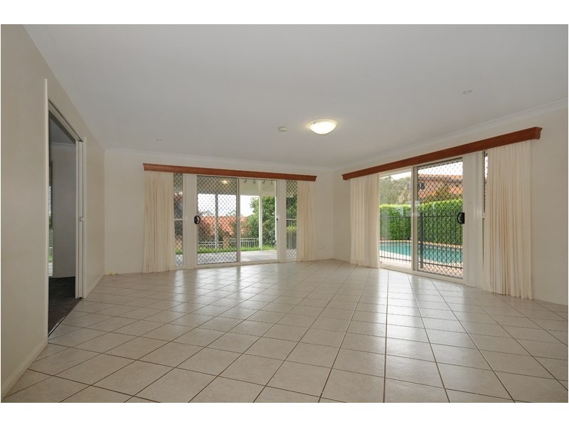 8 Grasmere Court, Mount Lofty QLD 4350