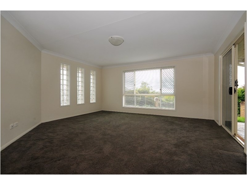 8 Grasmere Court, Mount Lofty QLD 4350