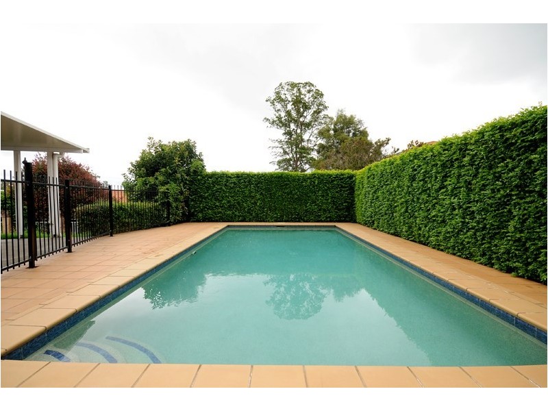 8 Grasmere Court, Mount Lofty QLD 4350
