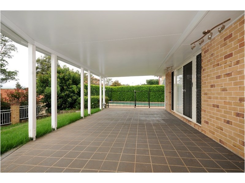 8 Grasmere Court, Mount Lofty QLD 4350