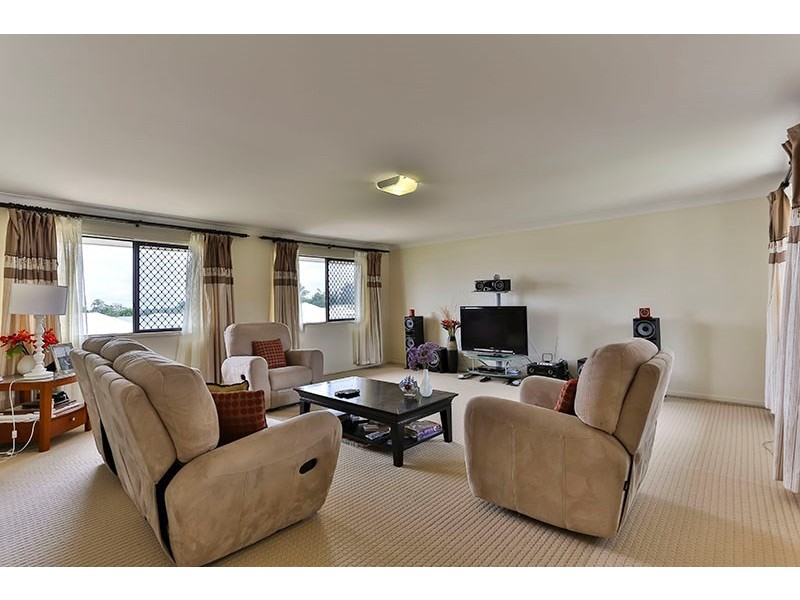 8 Saba Court, Middle Ridge QLD 4350