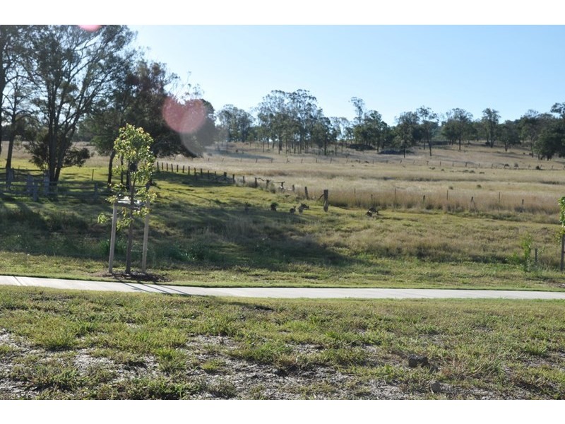 14 Rosella Gardens Drive, Meringandan West QLD 4352