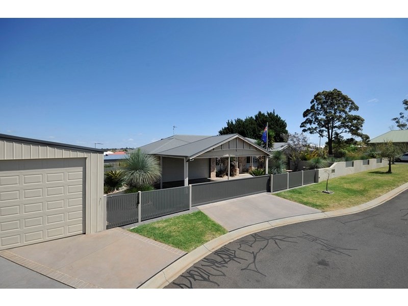 6 Page Court, Kearneys Spring QLD 4350