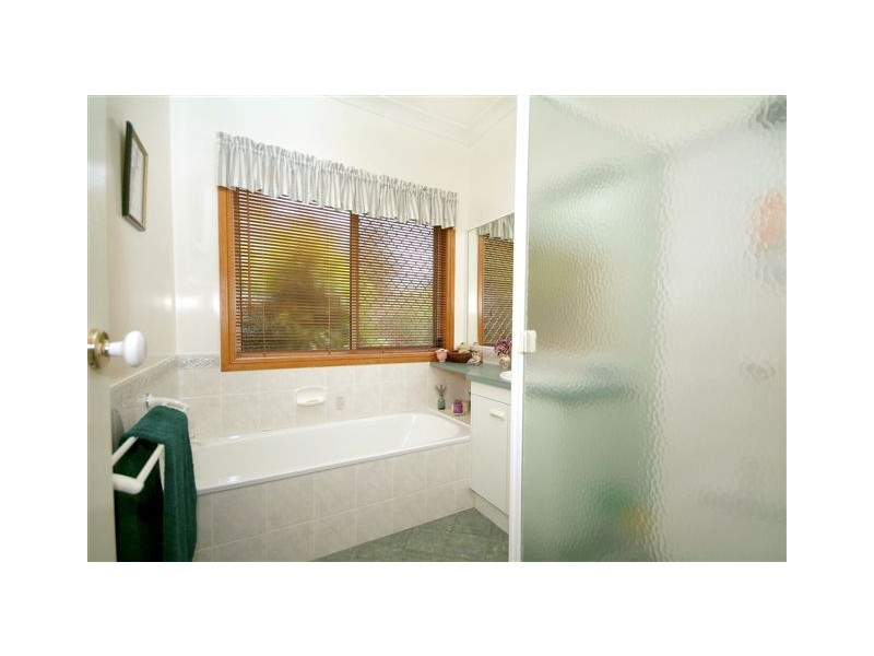 4 Poinsettia Court, Middle Ridge QLD 4350