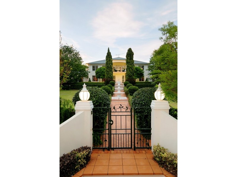 215 Rowbotham Street, Middle Ridge QLD 4350