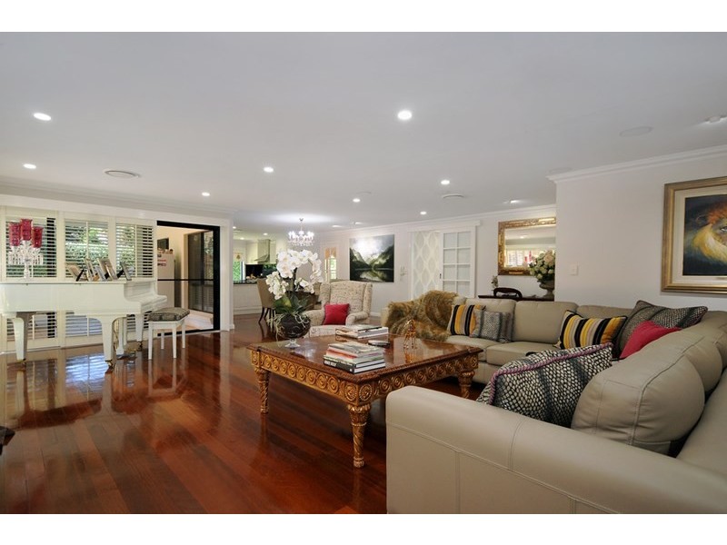 215 Rowbotham Street, Middle Ridge QLD 4350