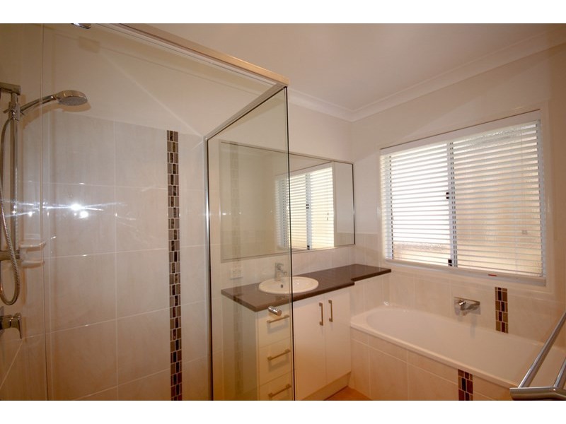 25 Scullin Street, Middle Ridge QLD 4350