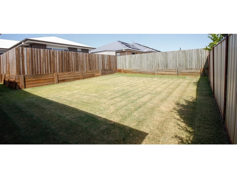 25 Scullin Street, Middle Ridge QLD 4350