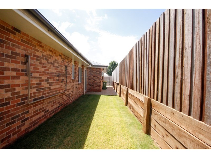 25 Scullin Street, Middle Ridge QLD 4350