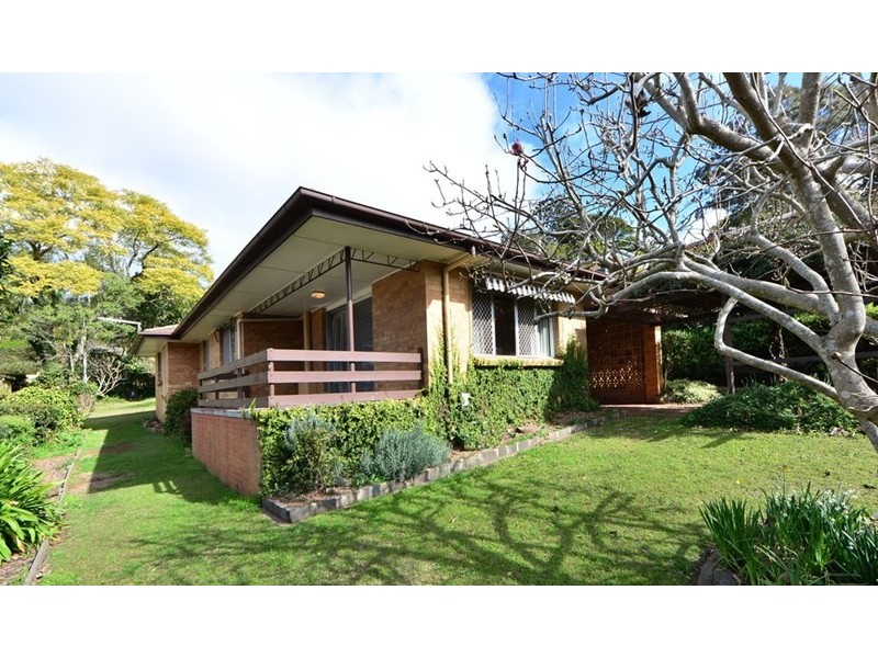 4 Macqueen Street, Mount Lofty QLD 4350