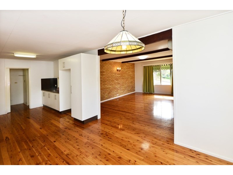 4 Macqueen Street, Mount Lofty QLD 4350