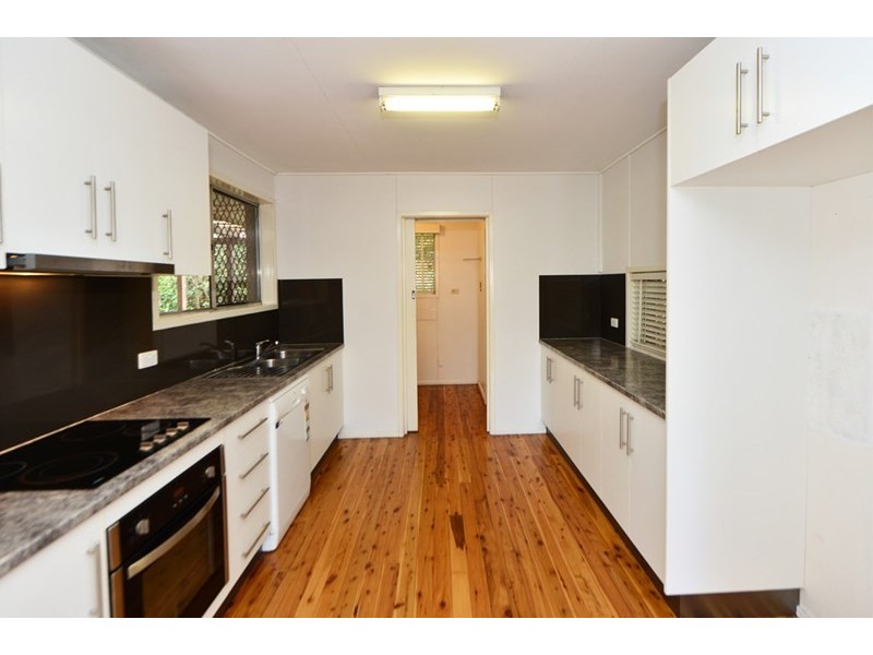 4 Macqueen Street, Mount Lofty QLD 4350