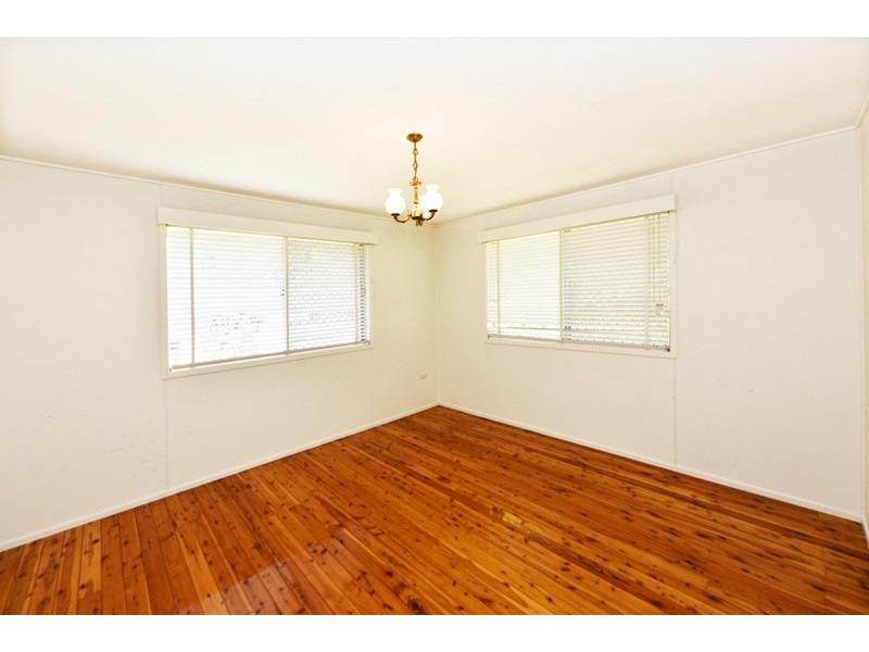 4 Macqueen Street, Mount Lofty QLD 4350