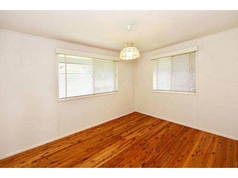 4 Macqueen Street, Mount Lofty QLD 4350