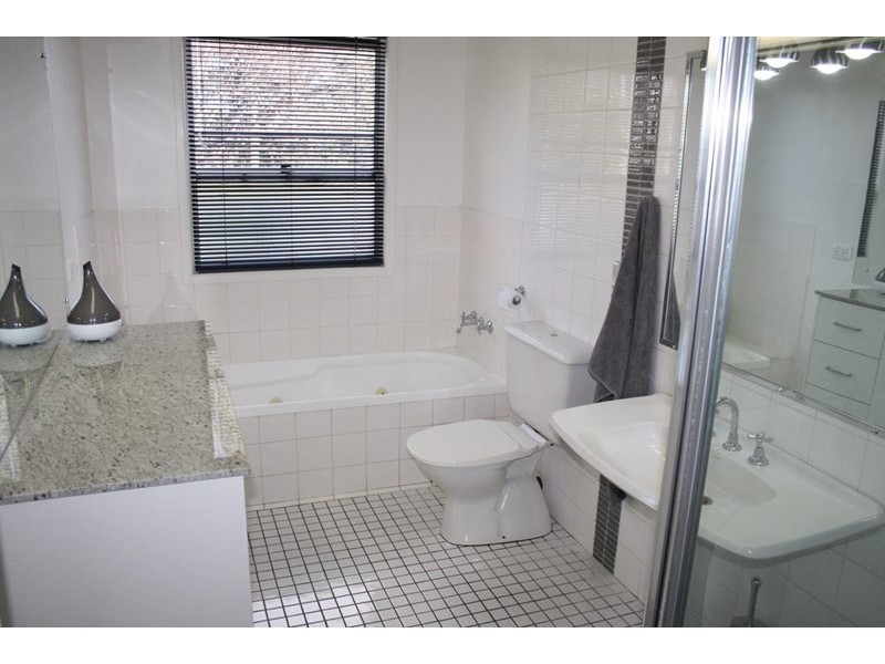 54b North Street, Mount Lofty QLD 4350