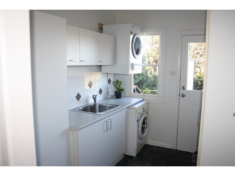54b North Street, Mount Lofty QLD 4350