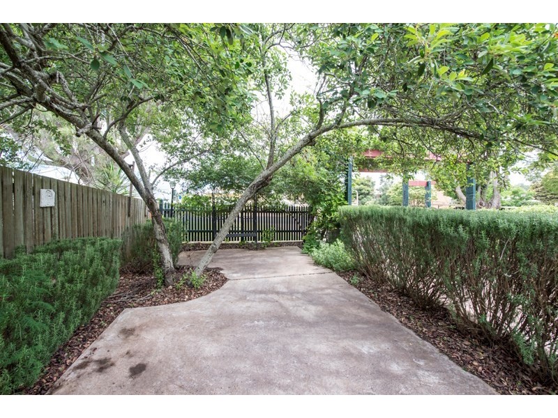 10 Gladstone Street, Newtown QLD 4350