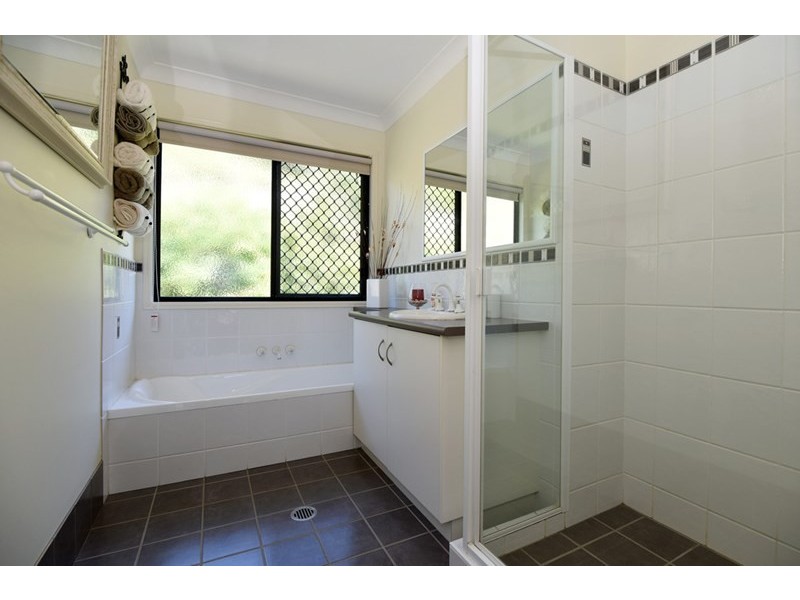 11 Lynda Court, Glencoe QLD 4352