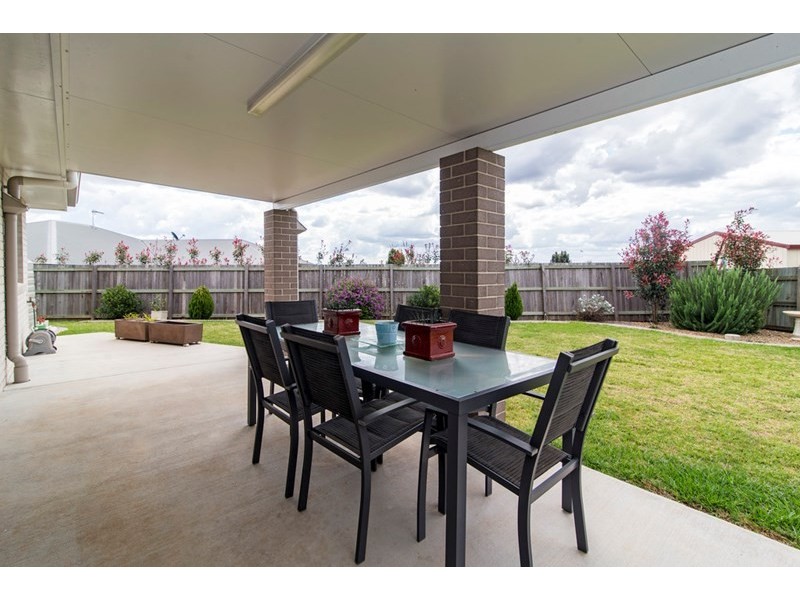 2 Wren Street, Highfields QLD 4352