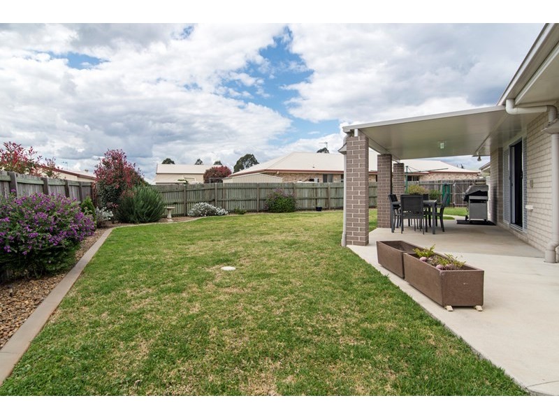 2 Wren Street, Highfields QLD 4352