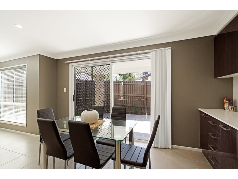 2/231a Mackenzie Street, Centenary Heights QLD 4350