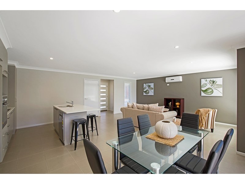 2/231a Mackenzie Street, Centenary Heights QLD 4350