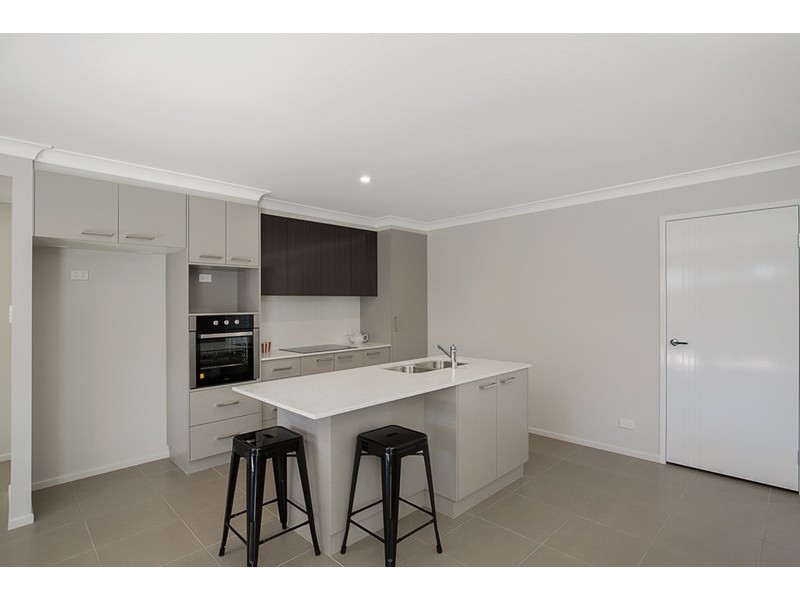 2/231a Mackenzie Street, Centenary Heights QLD 4350
